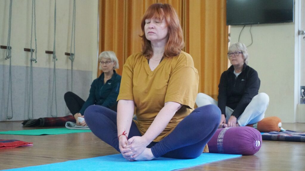 knee exercises for seniors in gym on yoga mats